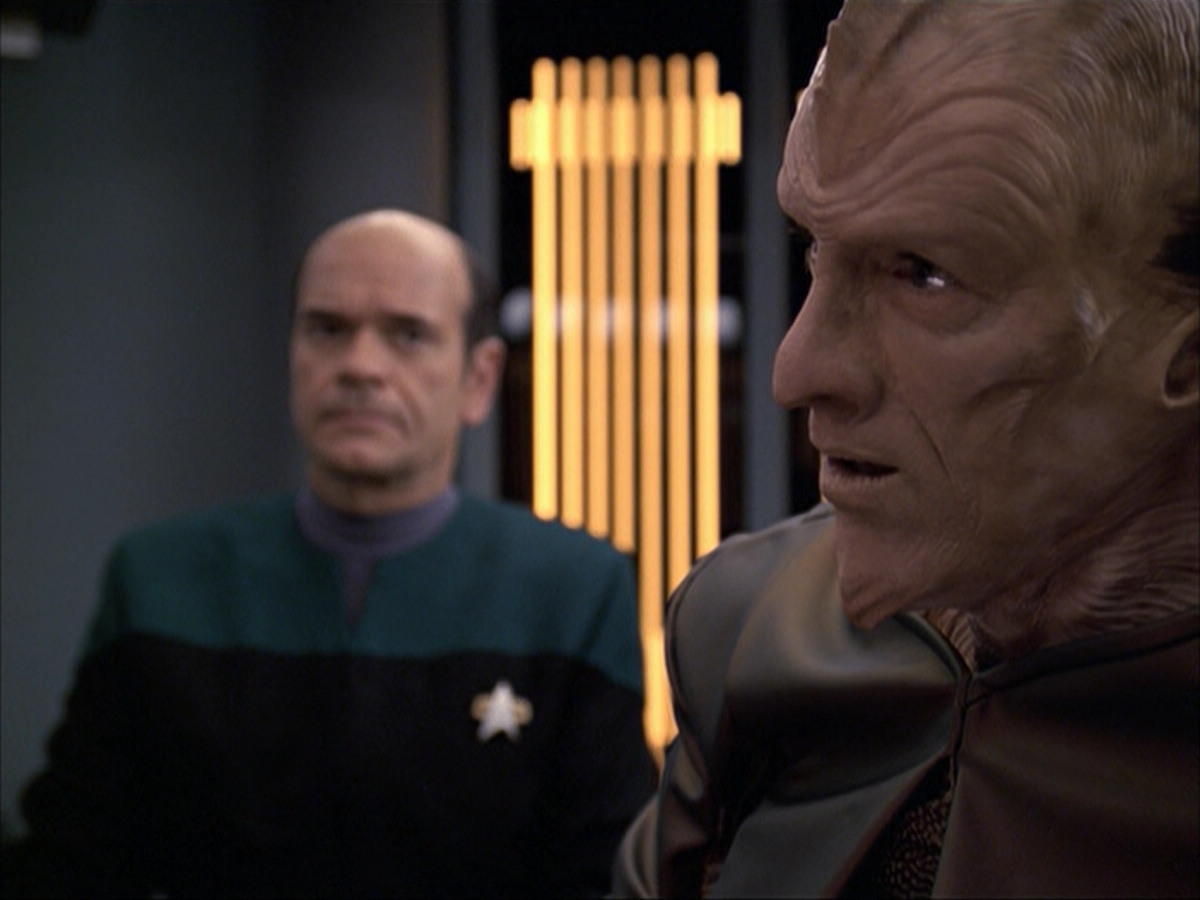extant_StarTrek_VOY_6x07-DragonsTeeth_01052.jpg