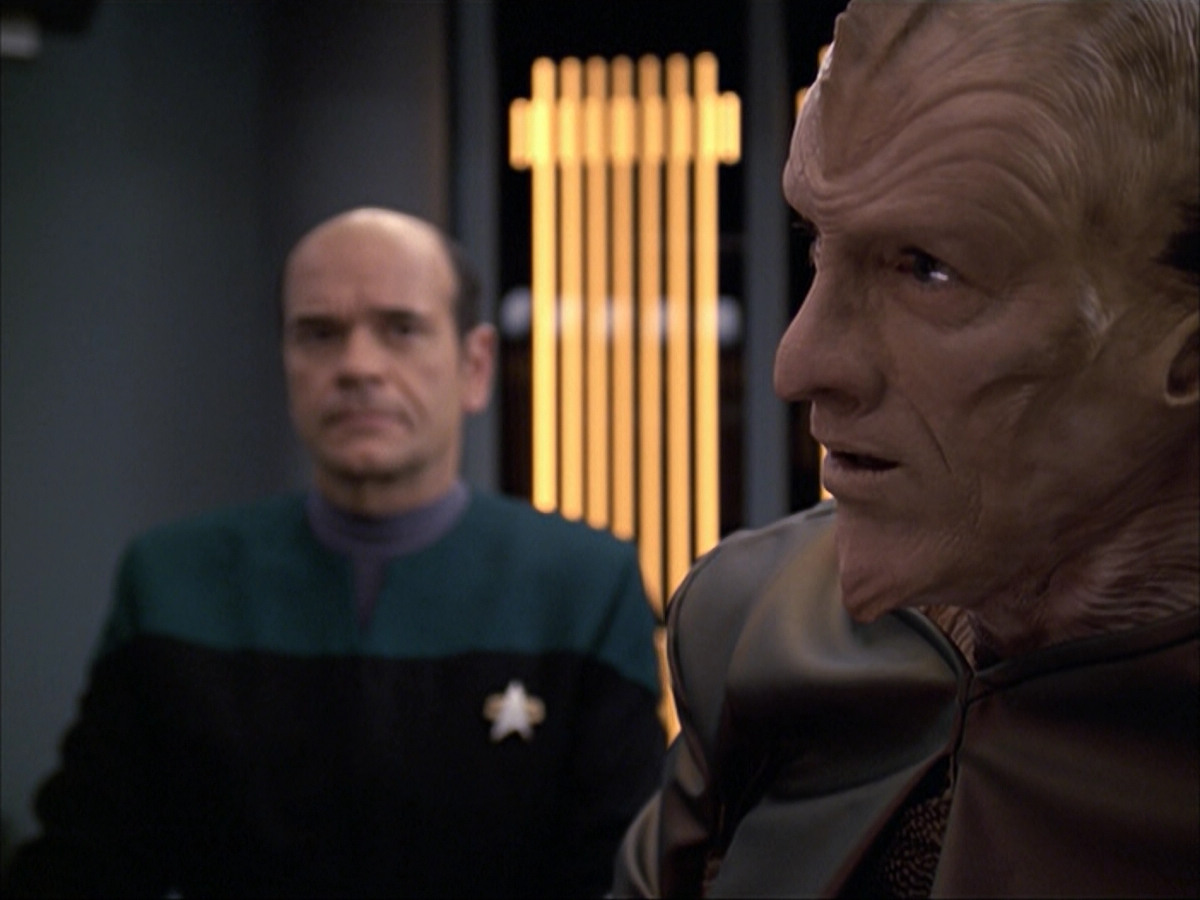 extant_StarTrek_VOY_6x07-DragonsTeeth_01054.jpg