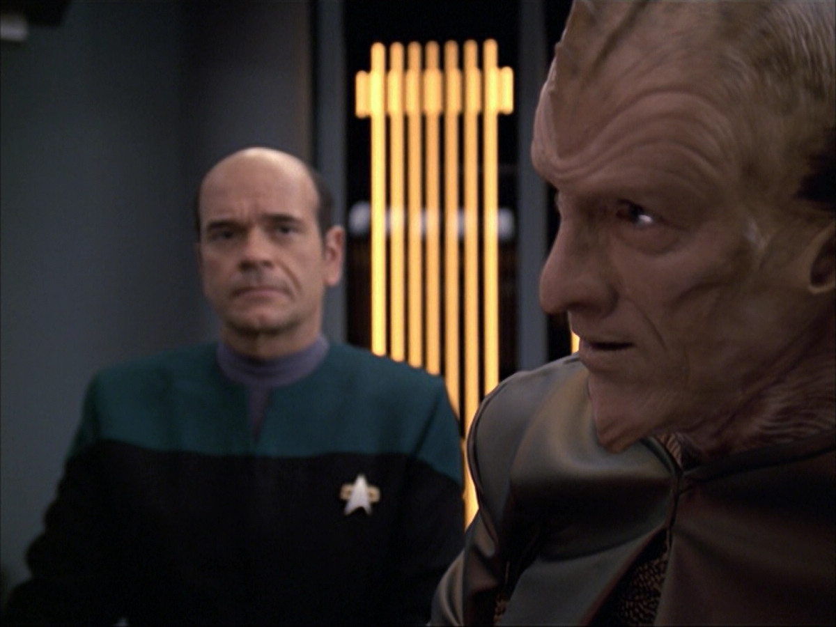 extant_StarTrek_VOY_6x07-DragonsTeeth_01056.jpg