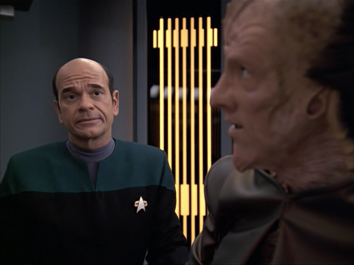 extant_StarTrek_VOY_6x07-DragonsTeeth_01061.jpg