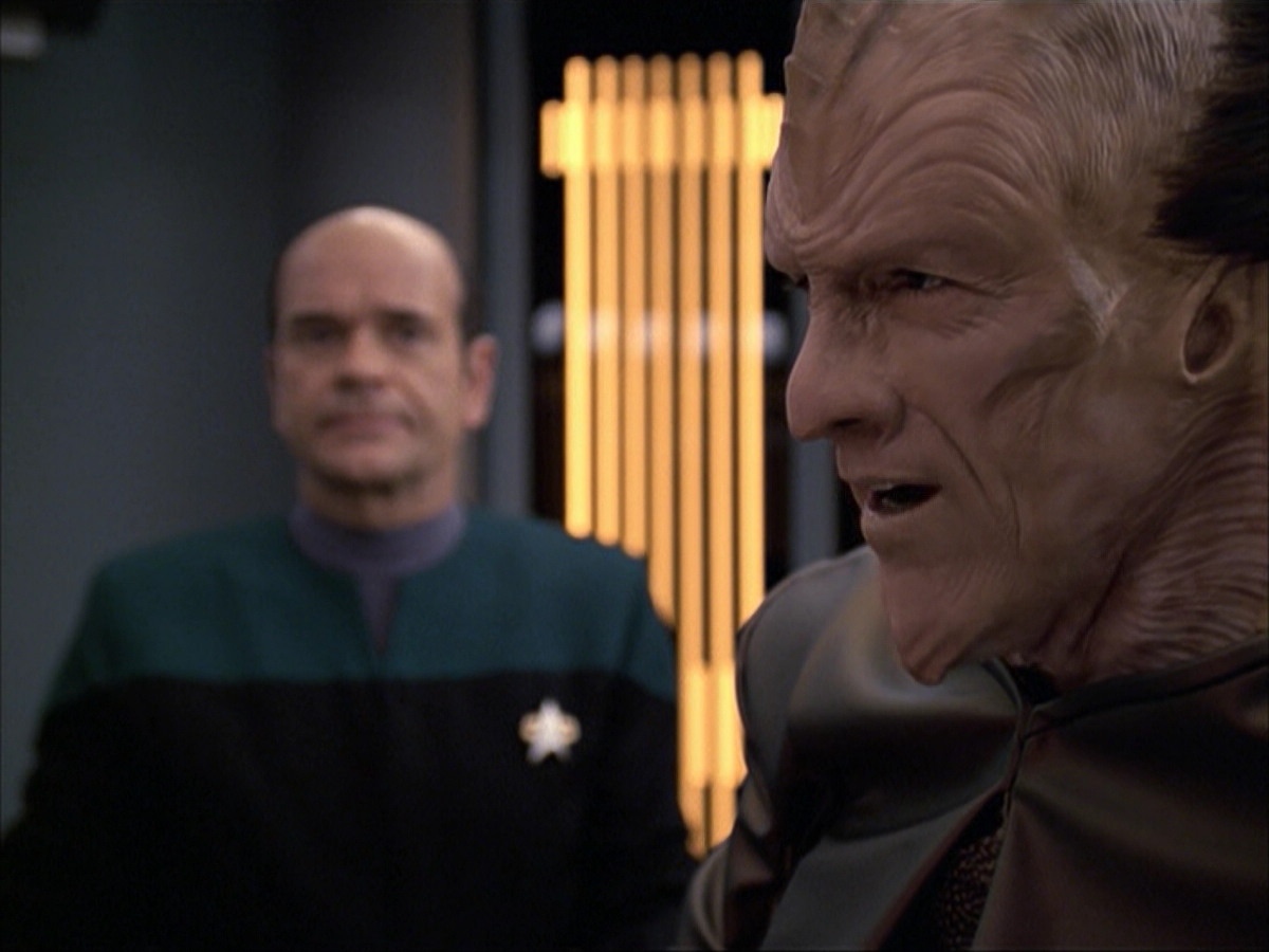 extant_StarTrek_VOY_6x07-DragonsTeeth_01064.jpg