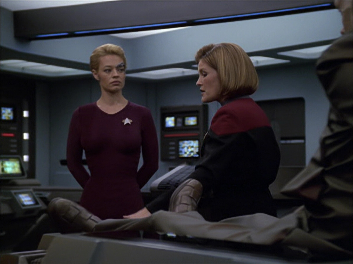 extant_StarTrek_VOY_6x07-DragonsTeeth_01067.jpg