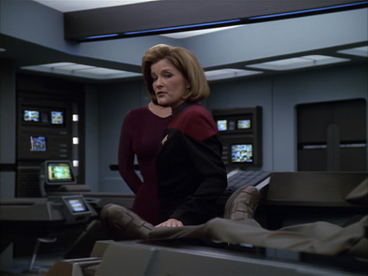 extant_StarTrek_VOY_6x07-DragonsTeeth_01068.jpg