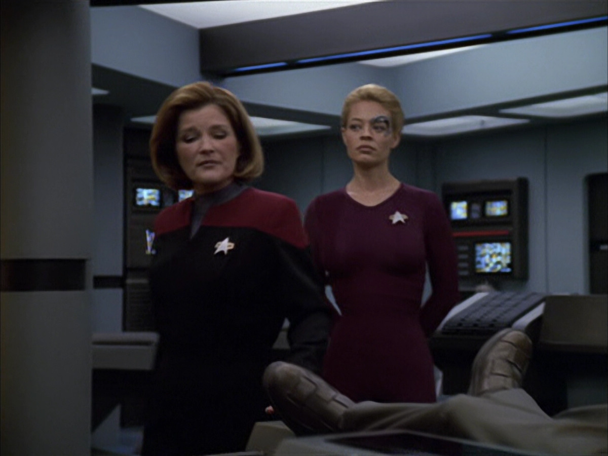 extant_StarTrek_VOY_6x07-DragonsTeeth_01069.jpg