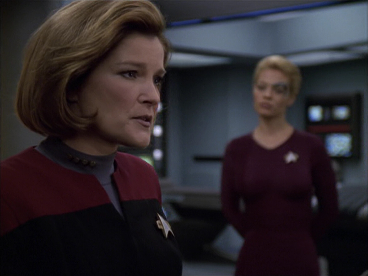 extant_StarTrek_VOY_6x07-DragonsTeeth_01073.jpg