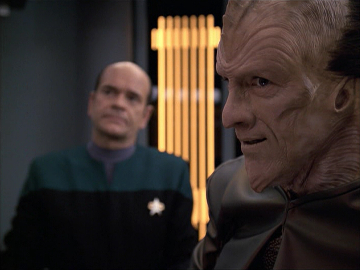 extant_StarTrek_VOY_6x07-DragonsTeeth_01074.jpg