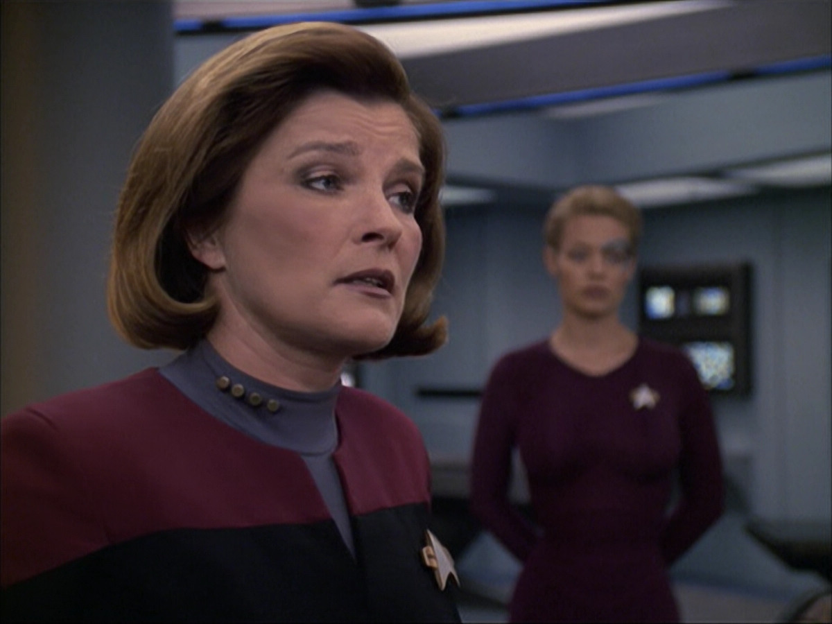 extant_StarTrek_VOY_6x07-DragonsTeeth_01078.jpg