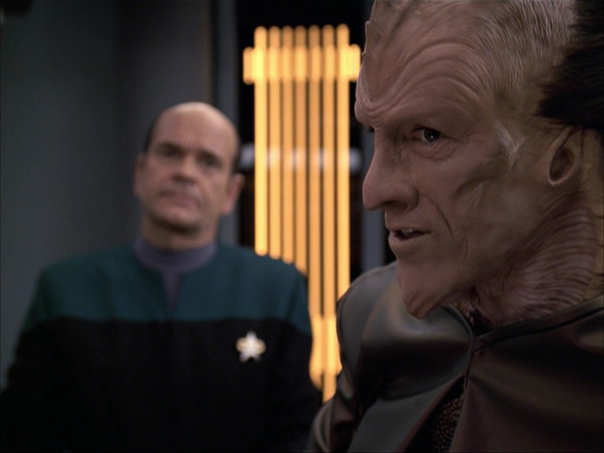 extant_StarTrek_VOY_6x07-DragonsTeeth_01080.jpg