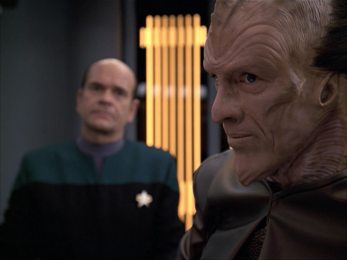 extant_StarTrek_VOY_6x07-DragonsTeeth_01081.jpg