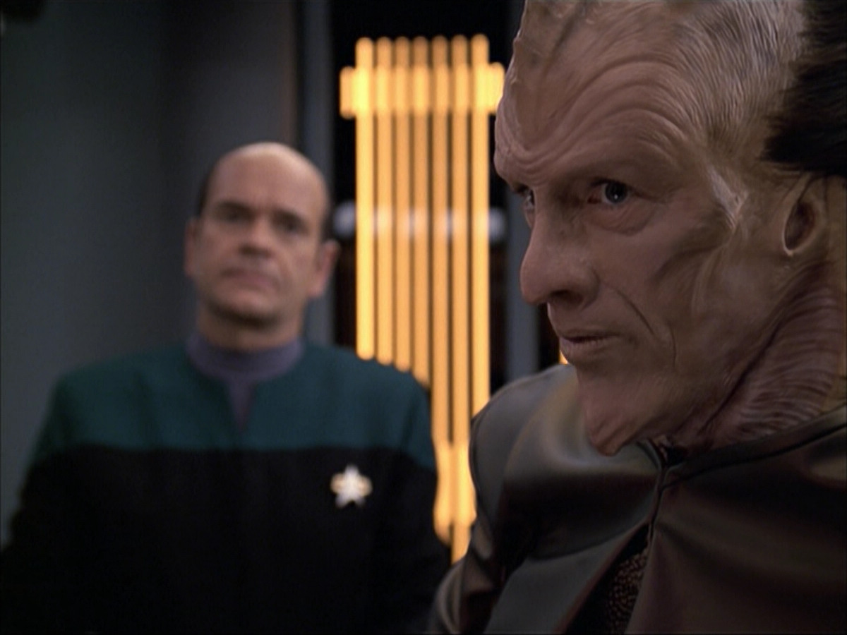 extant_StarTrek_VOY_6x07-DragonsTeeth_01083.jpg