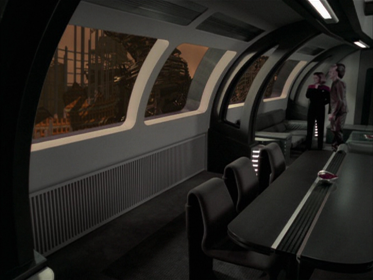 extant_StarTrek_VOY_6x07-DragonsTeeth_01114.jpg