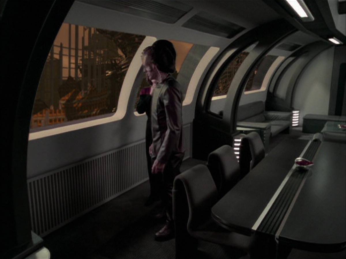 extant_StarTrek_VOY_6x07-DragonsTeeth_01128.jpg