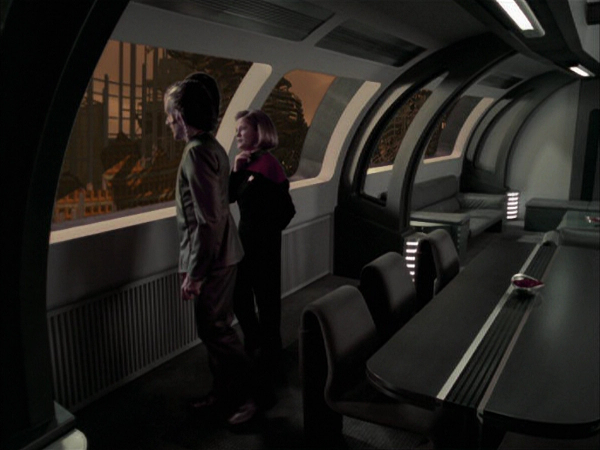 extant_StarTrek_VOY_6x07-DragonsTeeth_01130.jpg