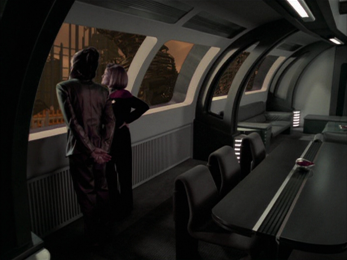 extant_StarTrek_VOY_6x07-DragonsTeeth_01136.jpg