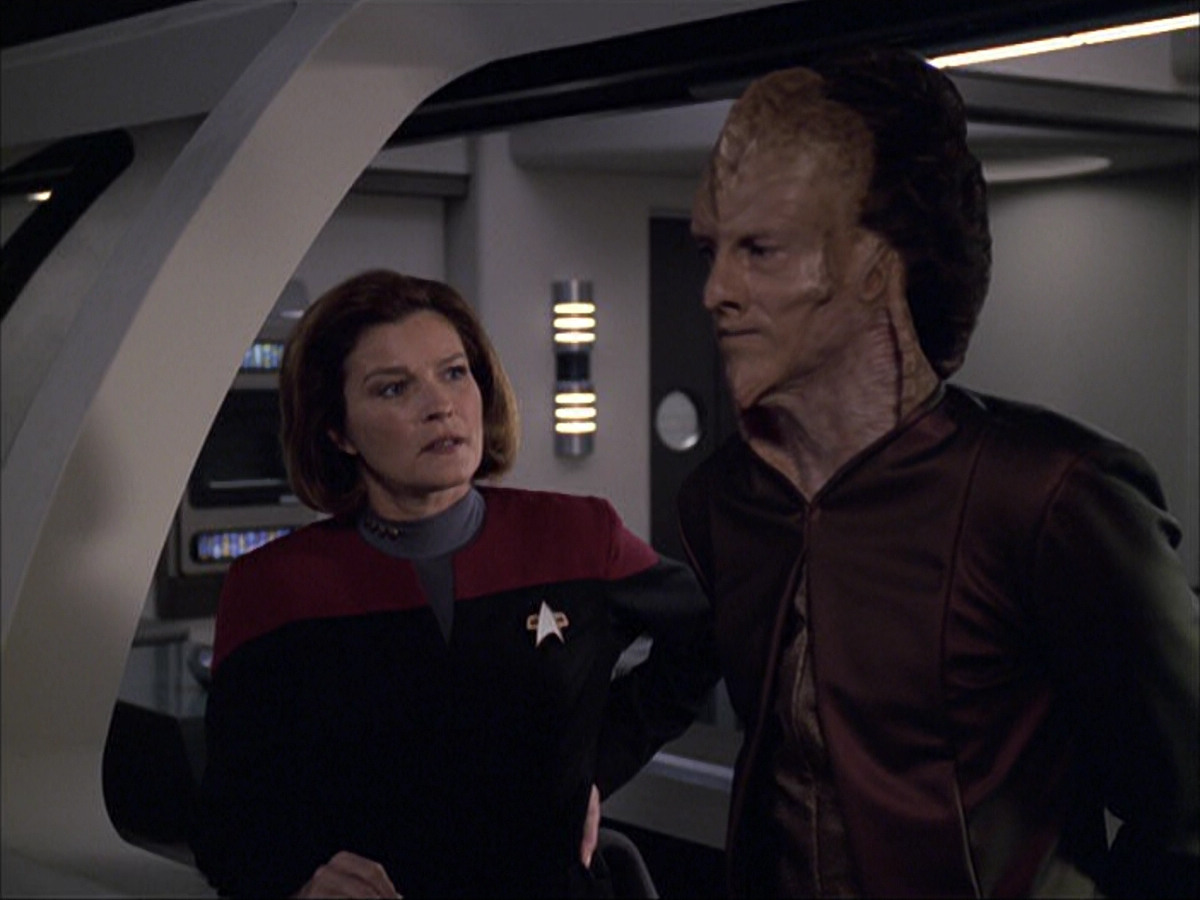 extant_StarTrek_VOY_6x07-DragonsTeeth_01146.jpg