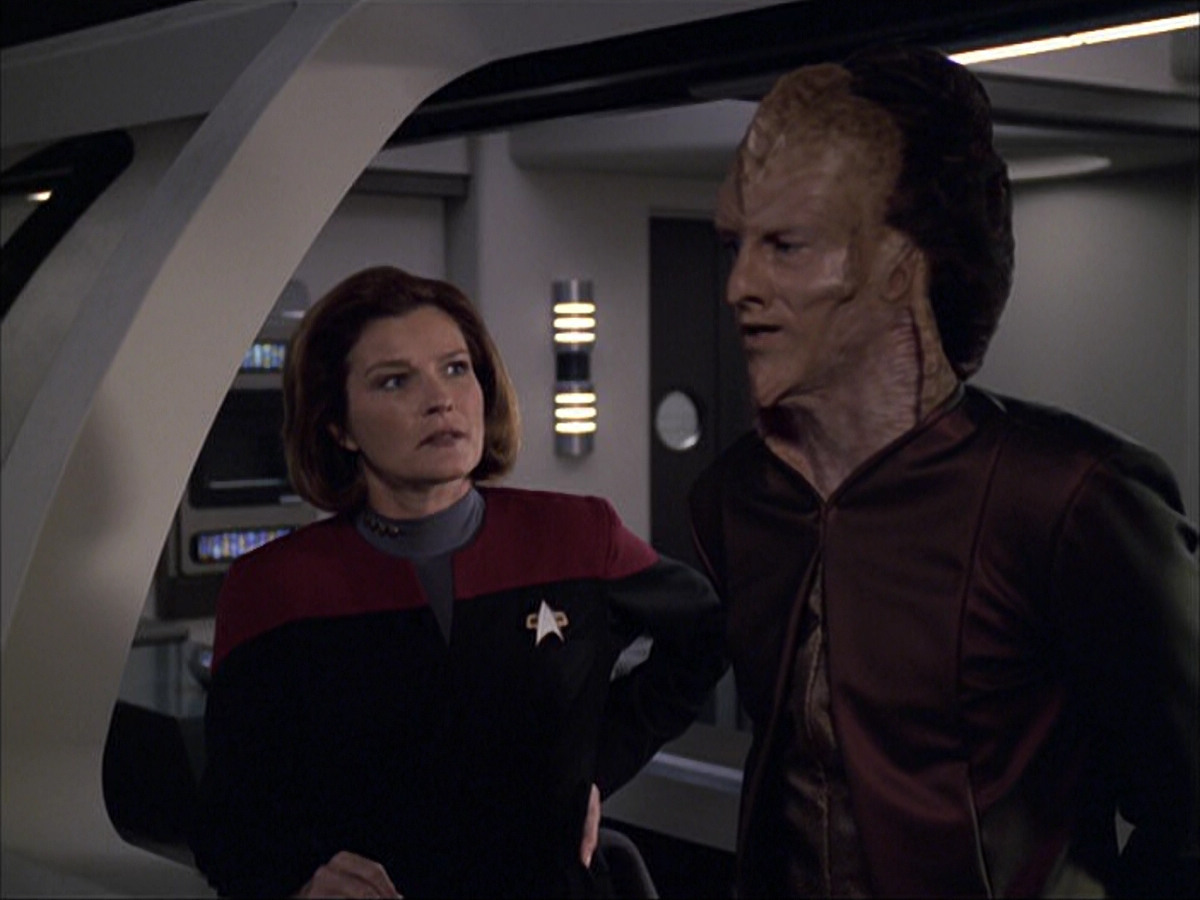 extant_StarTrek_VOY_6x07-DragonsTeeth_01147.jpg