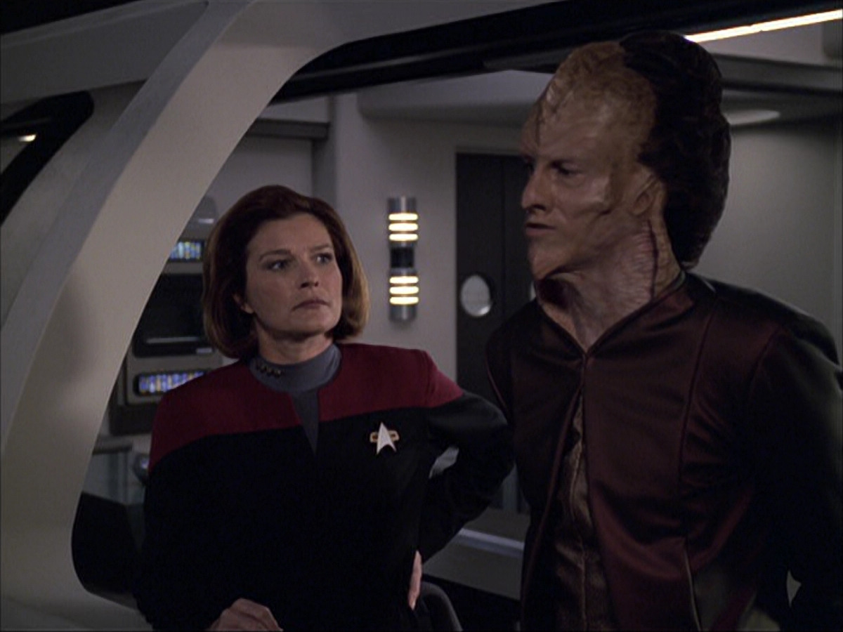 extant_StarTrek_VOY_6x07-DragonsTeeth_01148.jpg