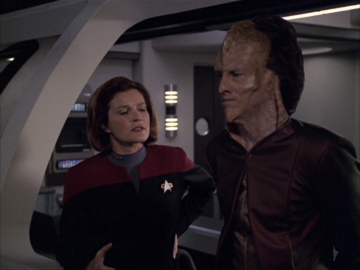 extant_StarTrek_VOY_6x07-DragonsTeeth_01162.jpg
