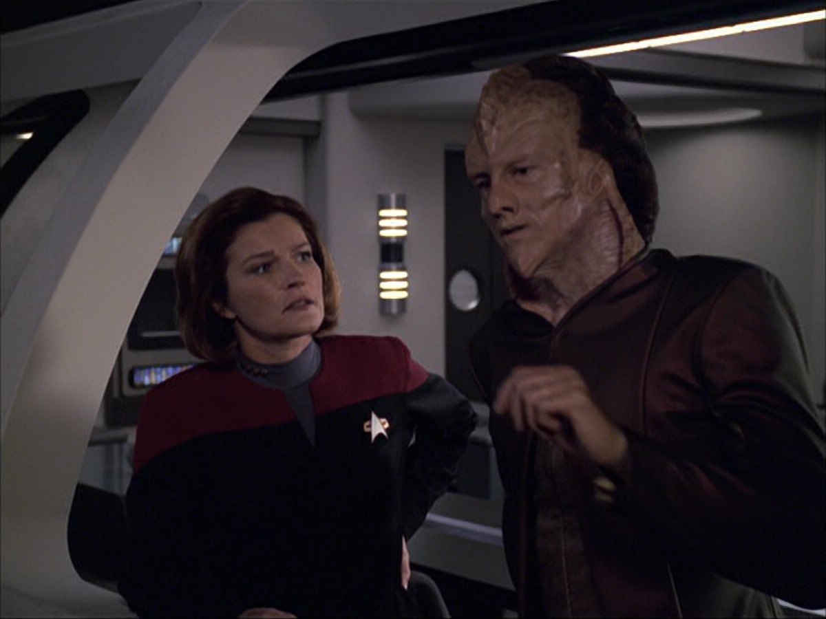 extant_StarTrek_VOY_6x07-DragonsTeeth_01170.jpg