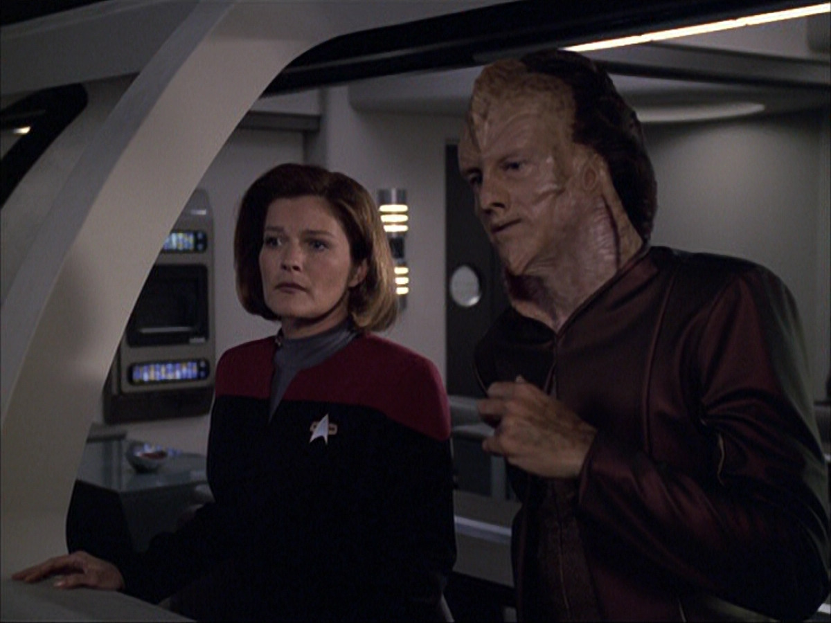 extant_StarTrek_VOY_6x07-DragonsTeeth_01178.jpg