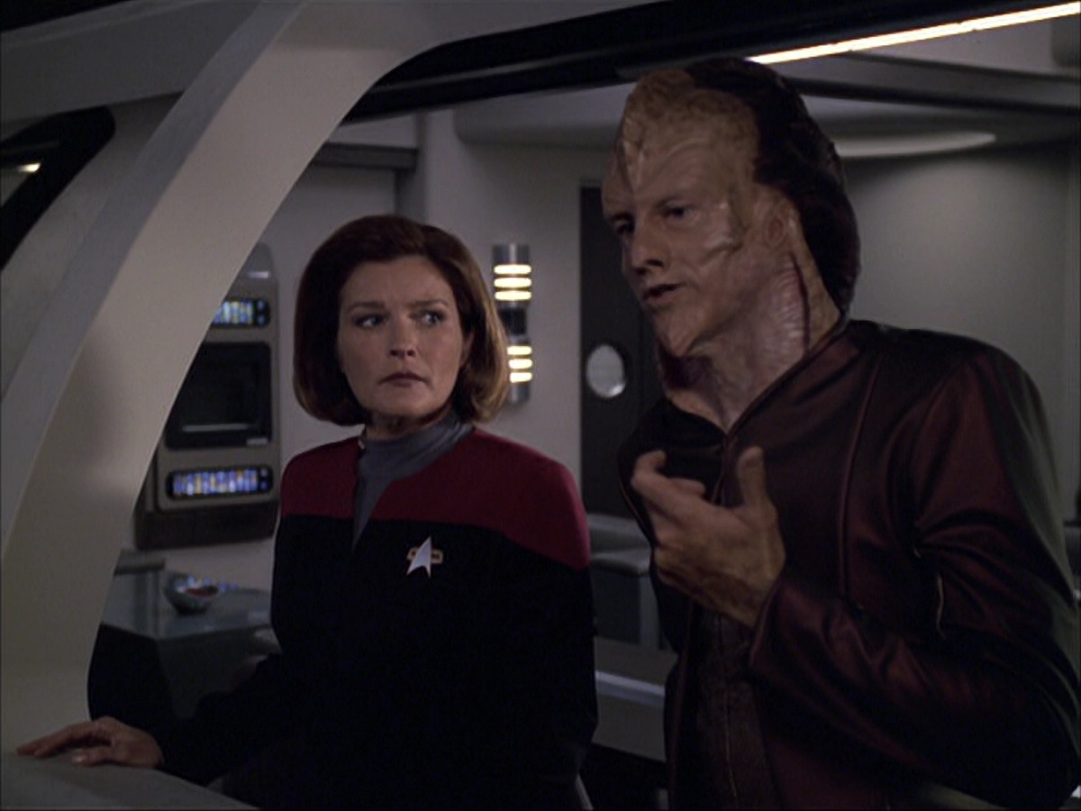extant_StarTrek_VOY_6x07-DragonsTeeth_01181.jpg