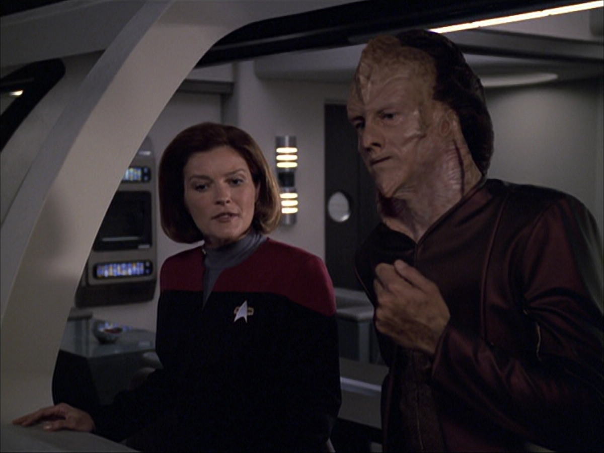 extant_StarTrek_VOY_6x07-DragonsTeeth_01185.jpg