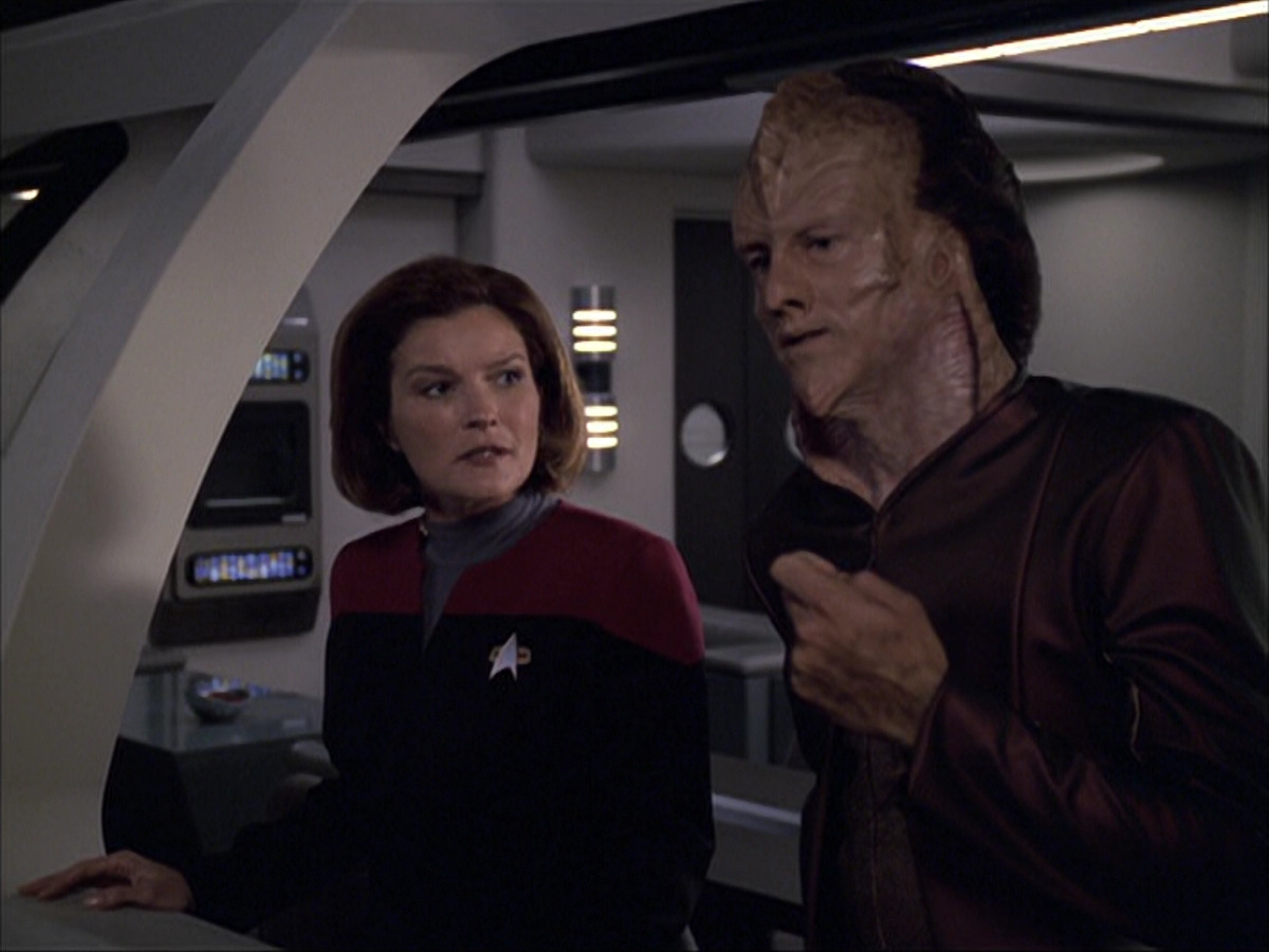 extant_StarTrek_VOY_6x07-DragonsTeeth_01186.jpg