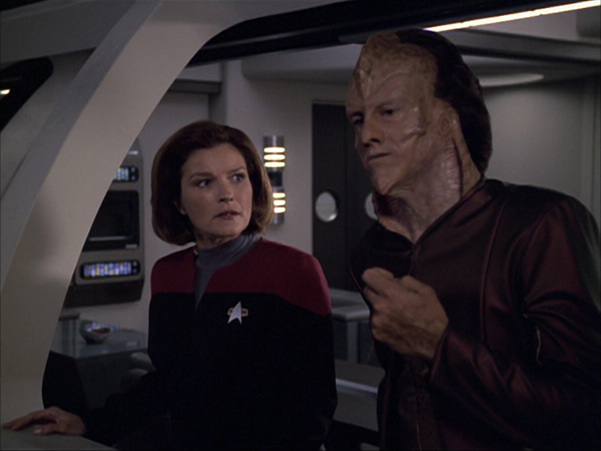 extant_StarTrek_VOY_6x07-DragonsTeeth_01188.jpg