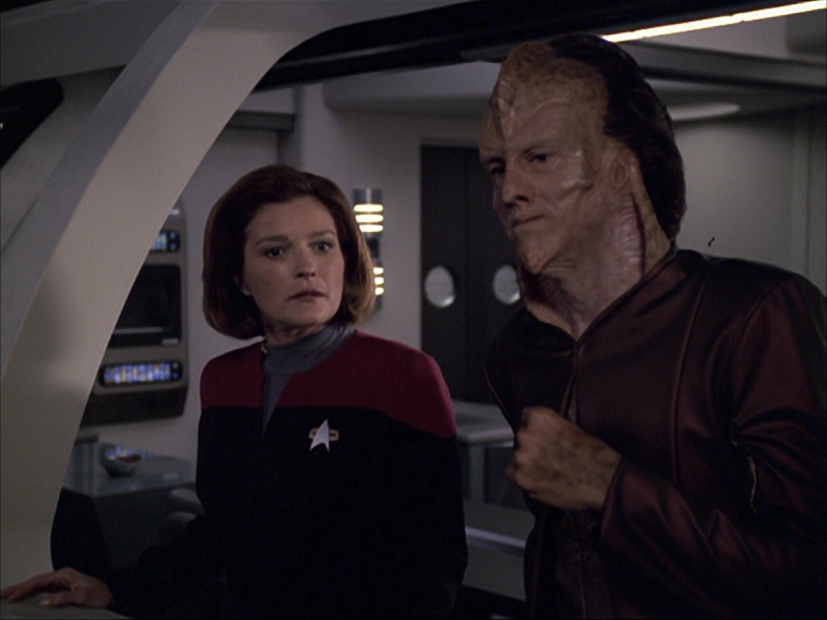 extant_StarTrek_VOY_6x07-DragonsTeeth_01190.jpg