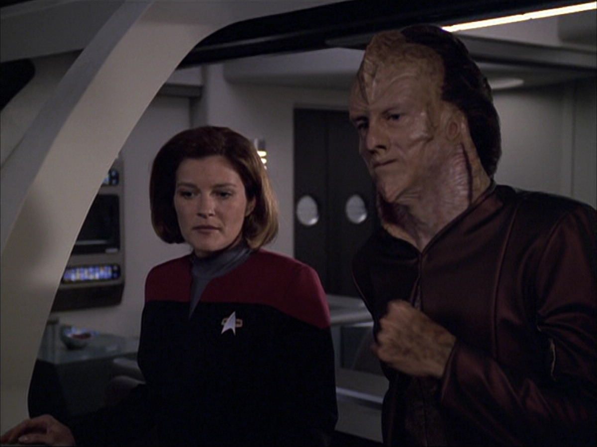 extant_StarTrek_VOY_6x07-DragonsTeeth_01192.jpg