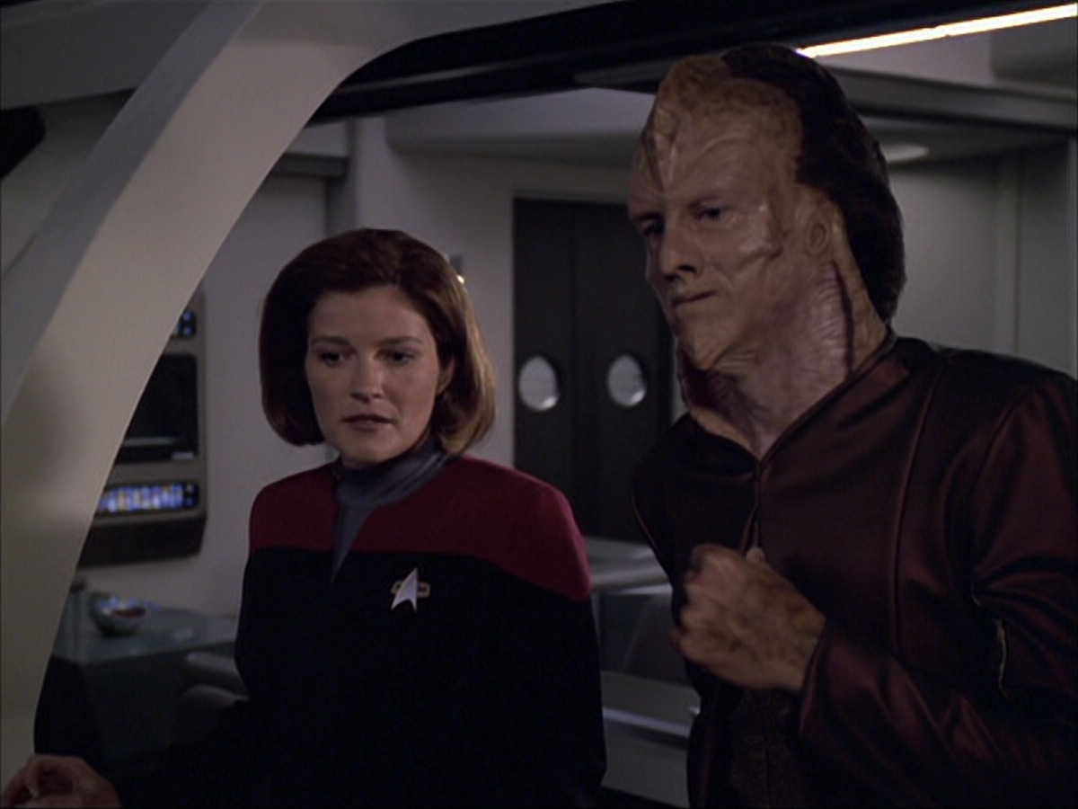 extant_StarTrek_VOY_6x07-DragonsTeeth_01193.jpg