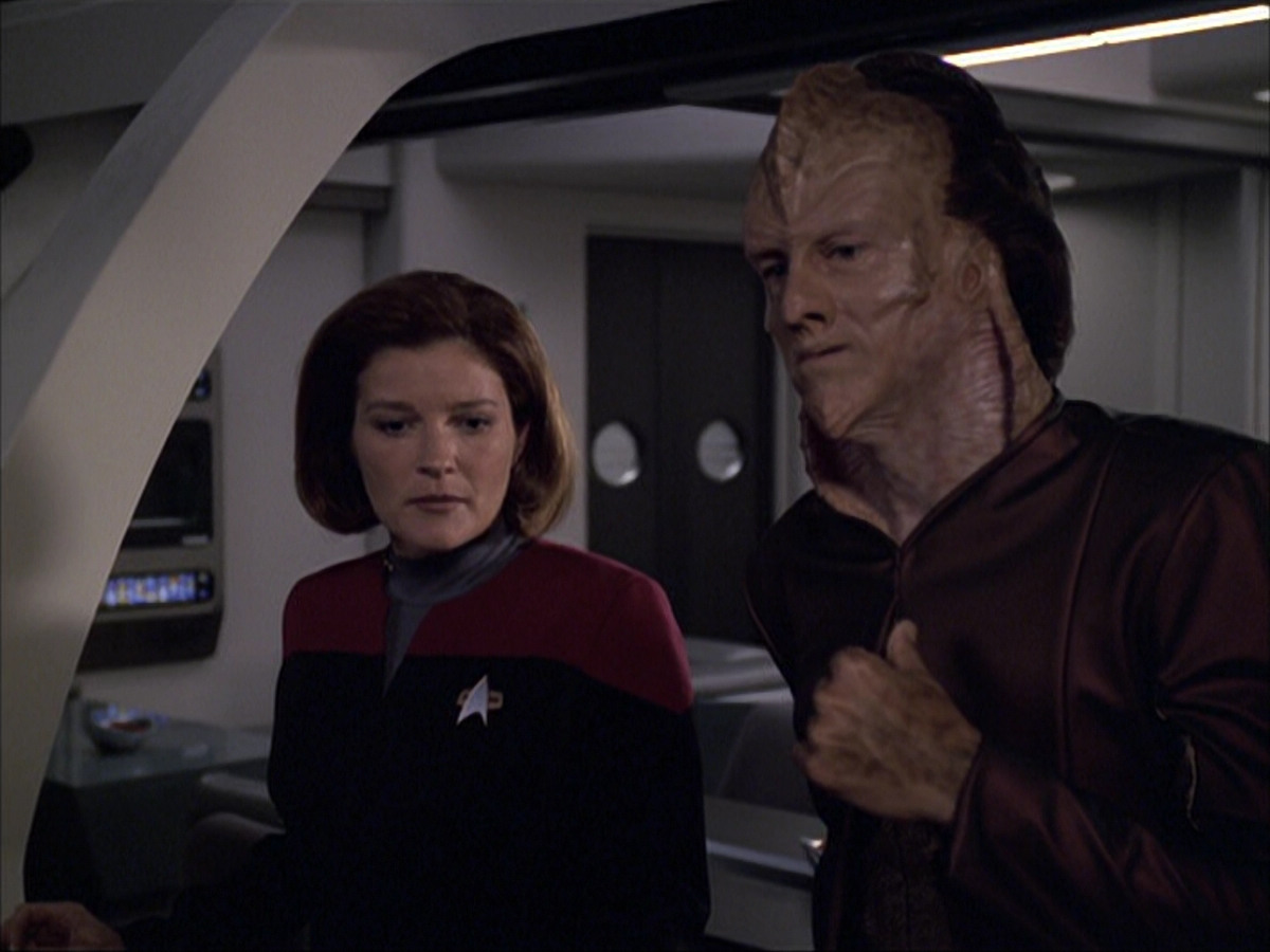 extant_StarTrek_VOY_6x07-DragonsTeeth_01194.jpg
