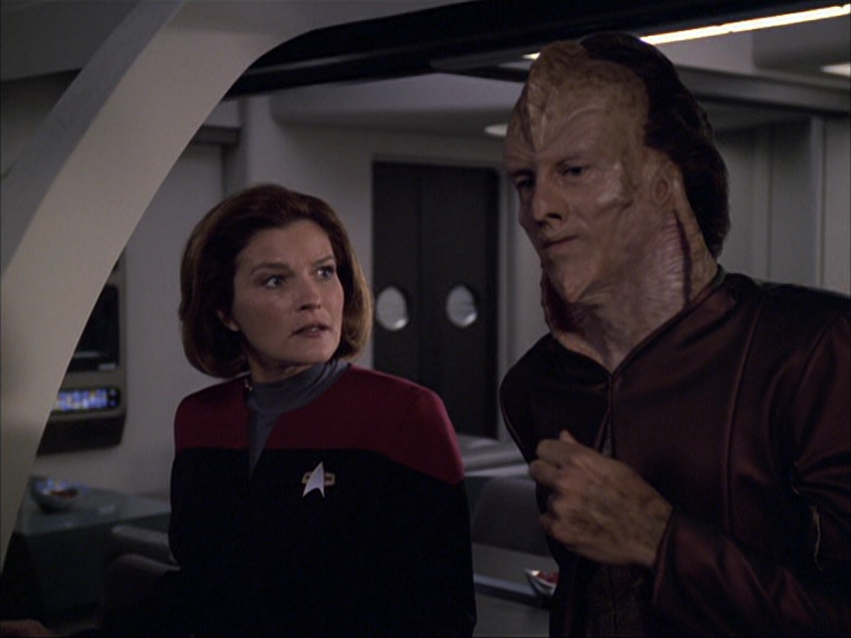 extant_StarTrek_VOY_6x07-DragonsTeeth_01196.jpg