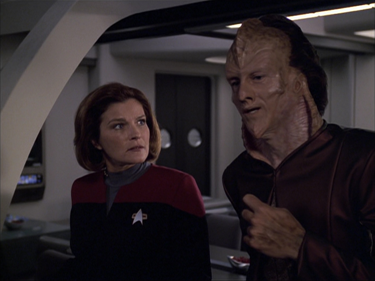extant_StarTrek_VOY_6x07-DragonsTeeth_01198.jpg