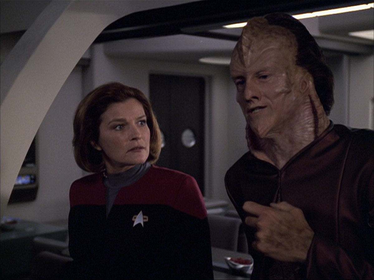 extant_StarTrek_VOY_6x07-DragonsTeeth_01199.jpg