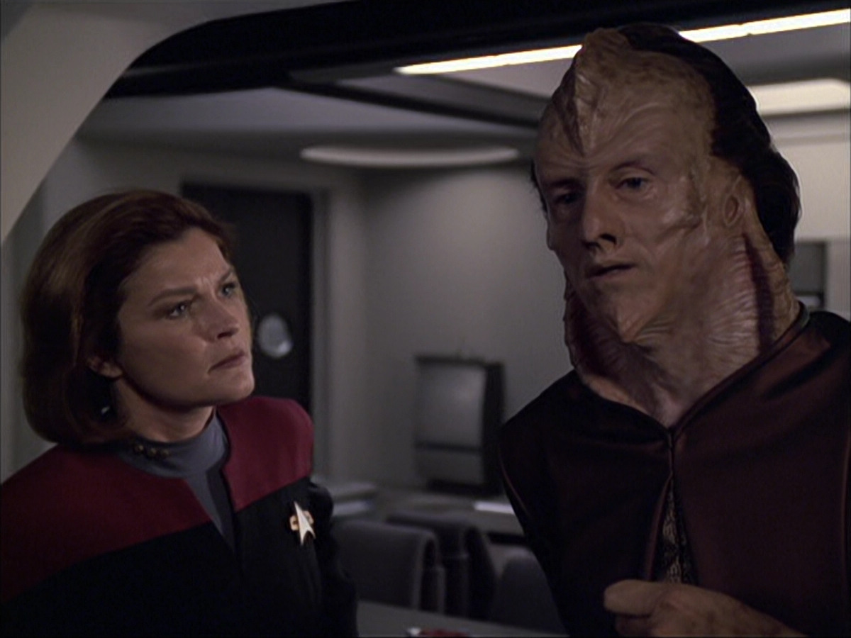 extant_StarTrek_VOY_6x07-DragonsTeeth_01206.jpg