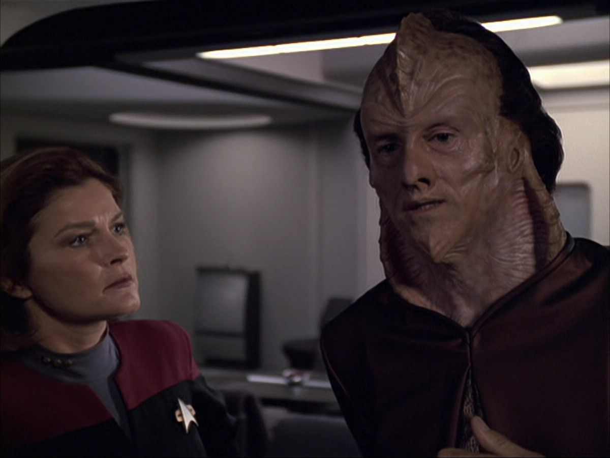 extant_StarTrek_VOY_6x07-DragonsTeeth_01210.jpg