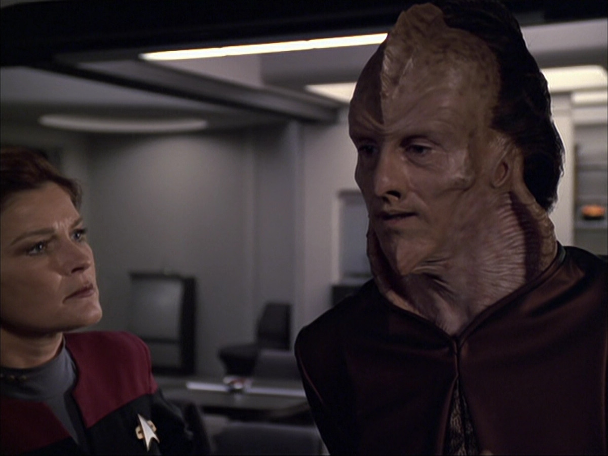 extant_StarTrek_VOY_6x07-DragonsTeeth_01212.jpg