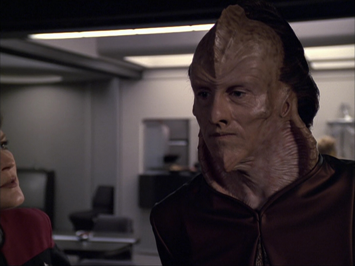 extant_StarTrek_VOY_6x07-DragonsTeeth_01215.jpg
