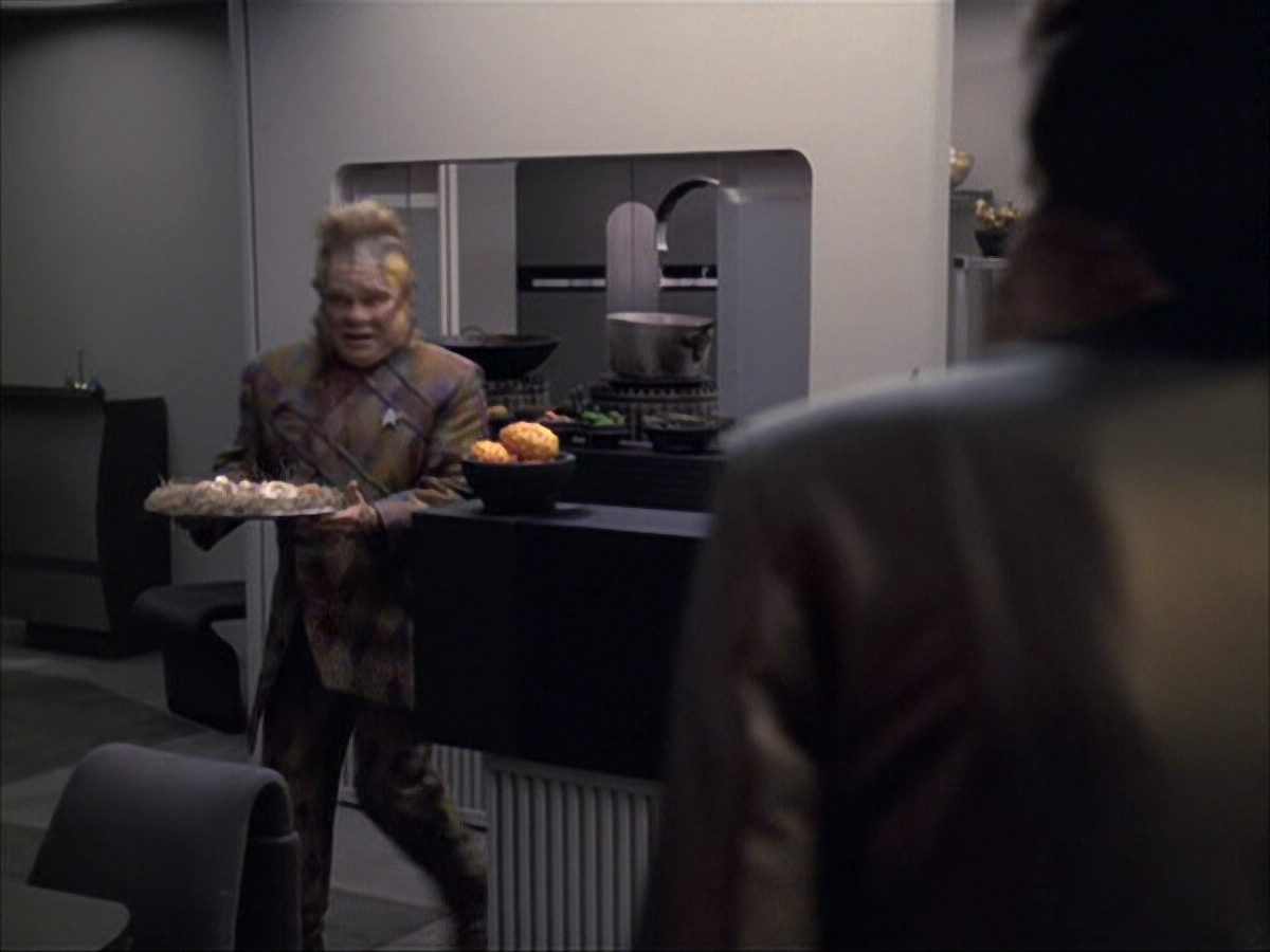 extant_StarTrek_VOY_6x07-DragonsTeeth_01238.jpg