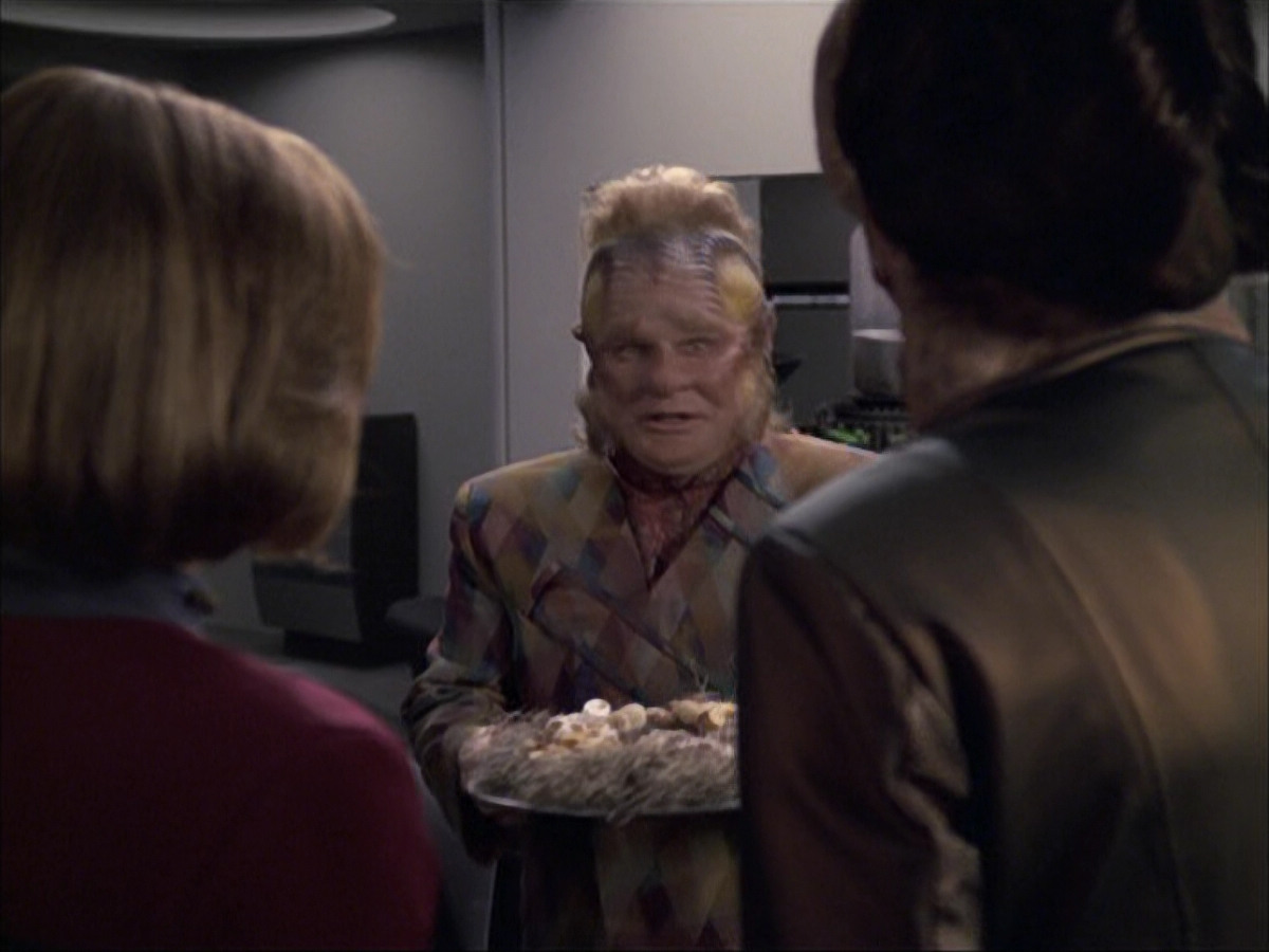 extant_StarTrek_VOY_6x07-DragonsTeeth_01242.jpg