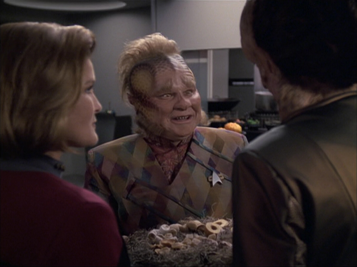 extant_StarTrek_VOY_6x07-DragonsTeeth_01246.jpg