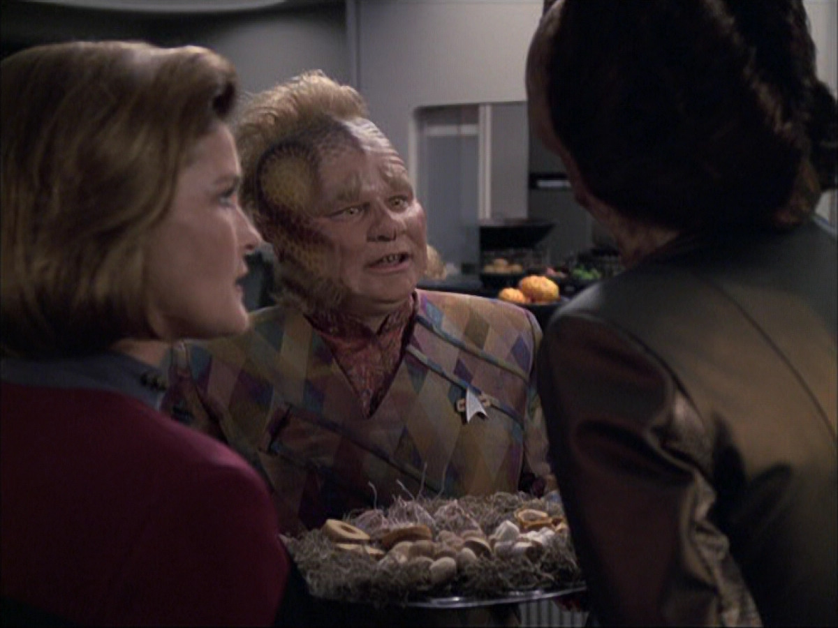 extant_StarTrek_VOY_6x07-DragonsTeeth_01249.jpg
