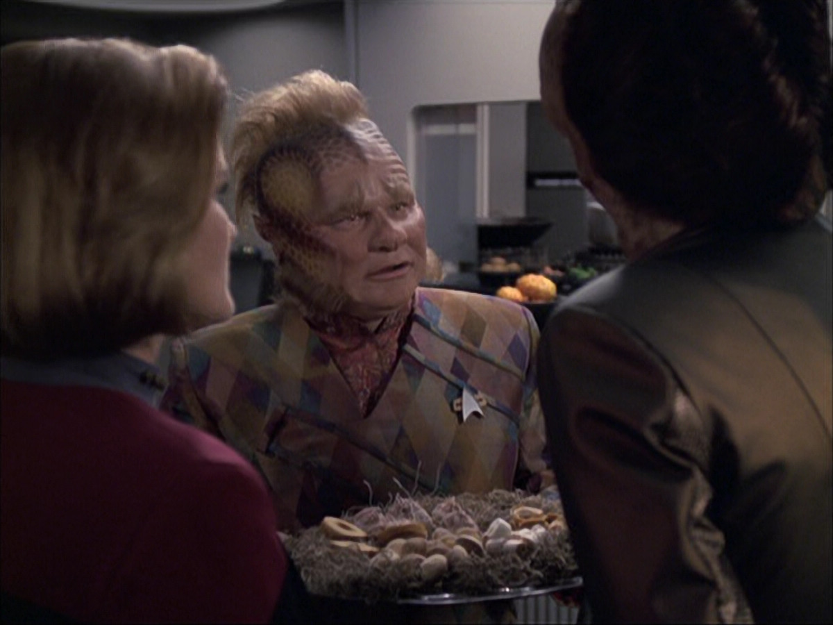 extant_StarTrek_VOY_6x07-DragonsTeeth_01252.jpg