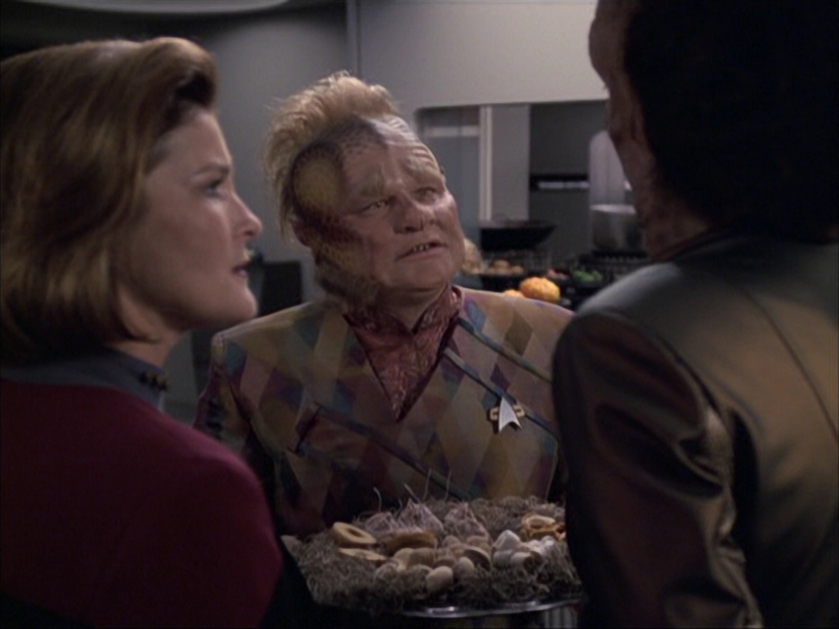 extant_StarTrek_VOY_6x07-DragonsTeeth_01255.jpg