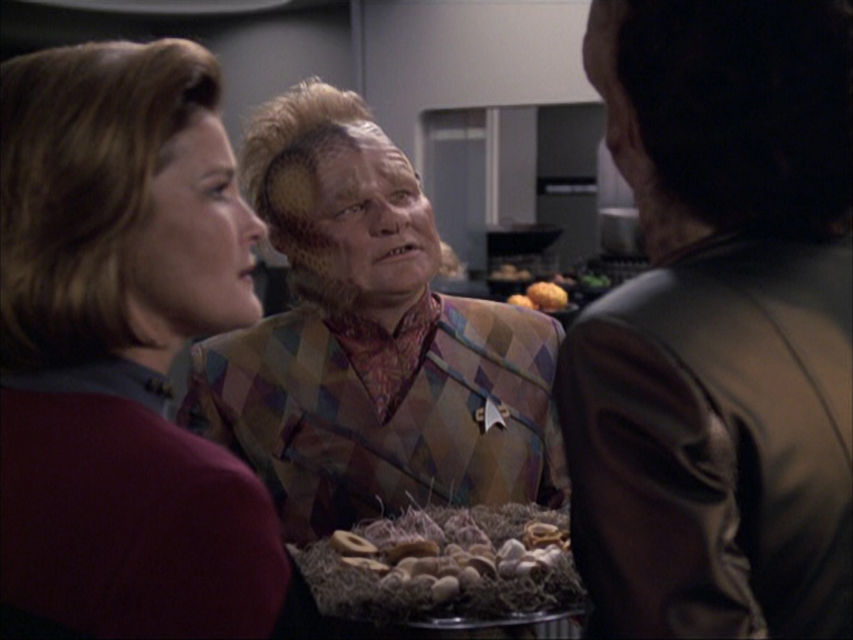 extant_StarTrek_VOY_6x07-DragonsTeeth_01257.jpg