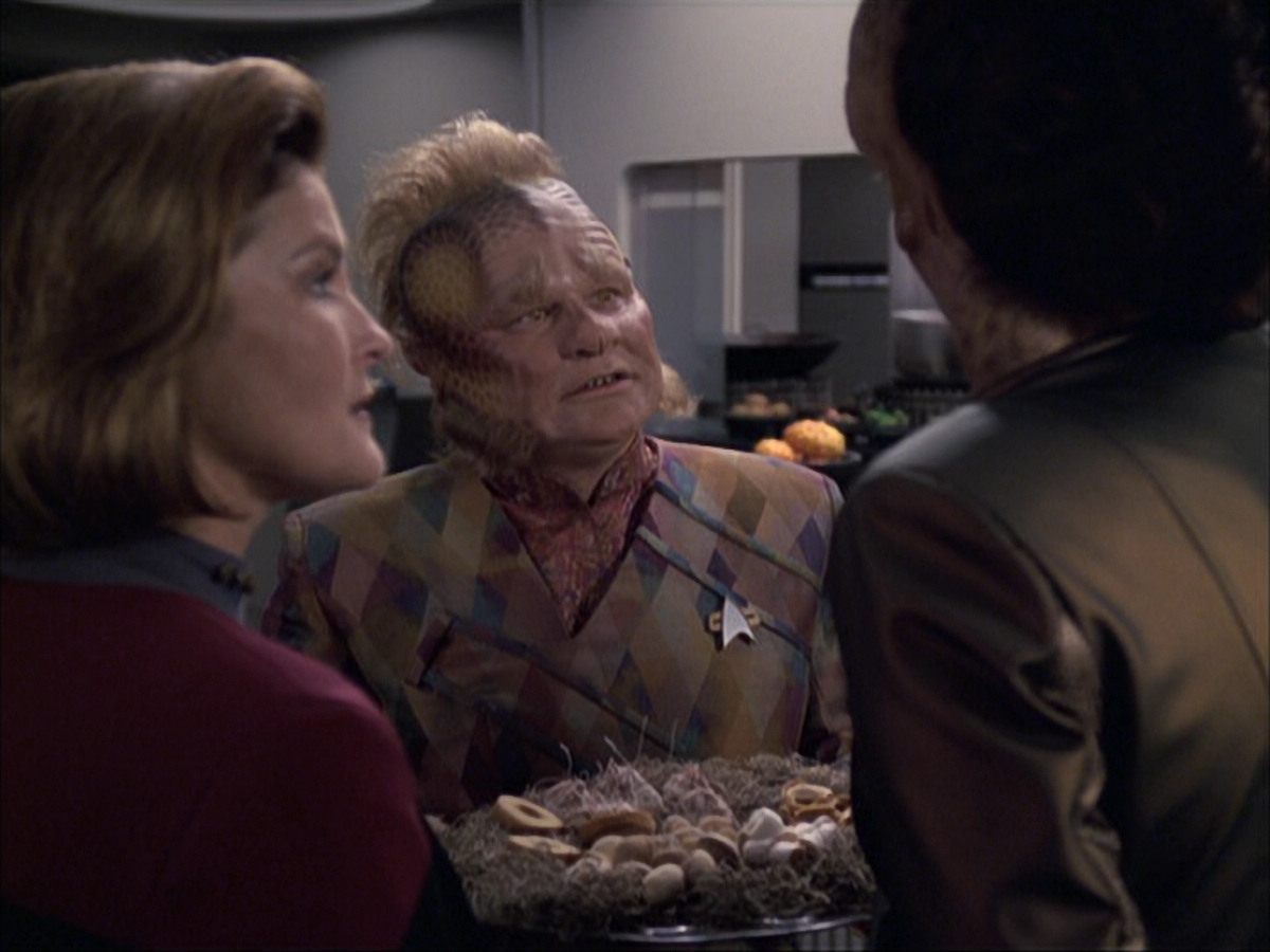 extant_StarTrek_VOY_6x07-DragonsTeeth_01258.jpg