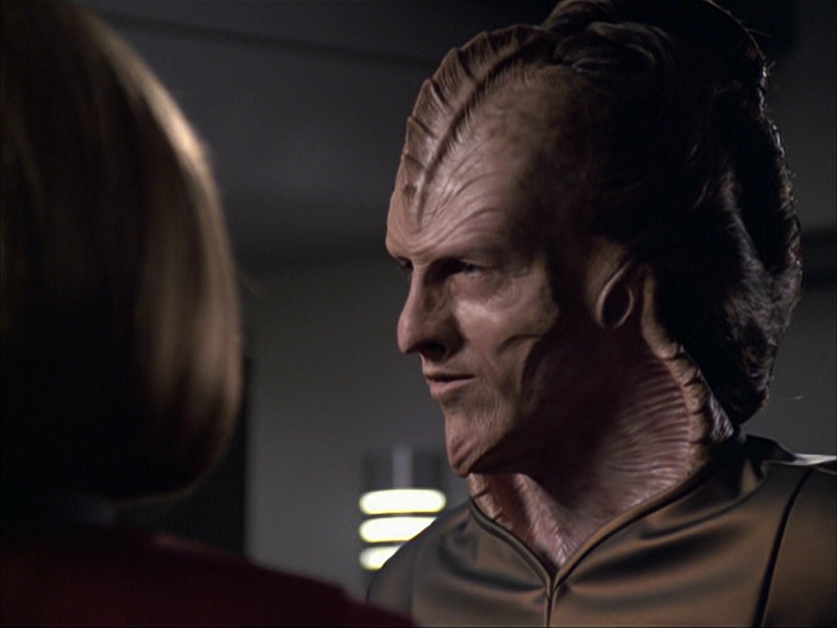 extant_StarTrek_VOY_6x07-DragonsTeeth_01276.jpg