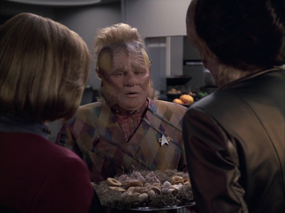 extant_StarTrek_VOY_6x07-DragonsTeeth_01279.jpg