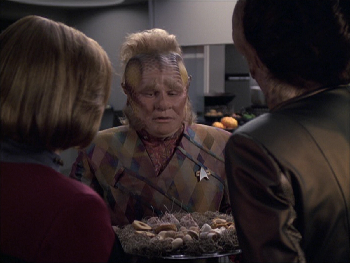 extant_StarTrek_VOY_6x07-DragonsTeeth_01280.jpg